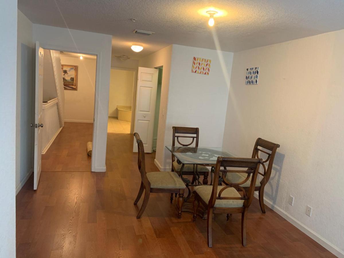 Bedroom Suite In Lauderdale Lakes Townhome フォート・ローダーデール エクステリア 写真