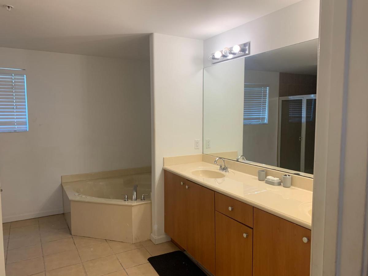 Bedroom Suite In Lauderdale Lakes Townhome フォート・ローダーデール エクステリア 写真